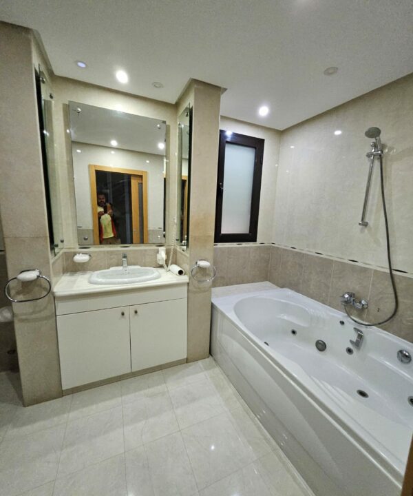 Sidi bou très lle villa moderne avec jardin à la location annuelle