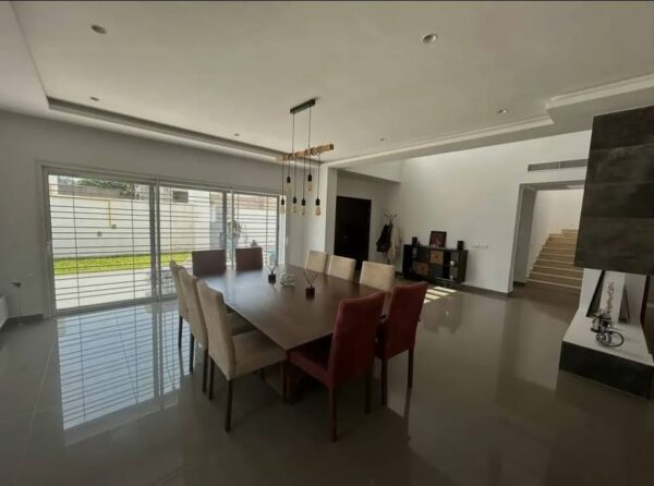 Gammarth récente et spacieuse villa chambres 7 piscine jardin à la location annuelle