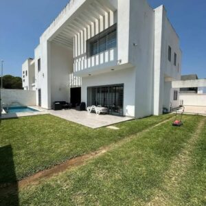 Gammarth récente et spacieuse villa chambres 7 piscine jardin à la location annuelle