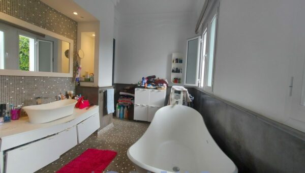 A vendre demeure d'exception sur Gammarth foret avec 5 suites piscine interieure grand jardin