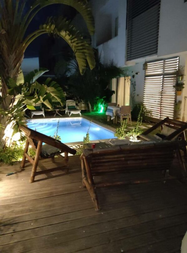 A louer joli meublé avec suites terrasse et piscine