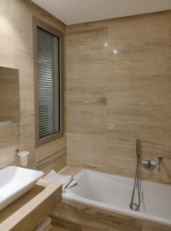 A louer joli meublé avec suites terrasse et piscine