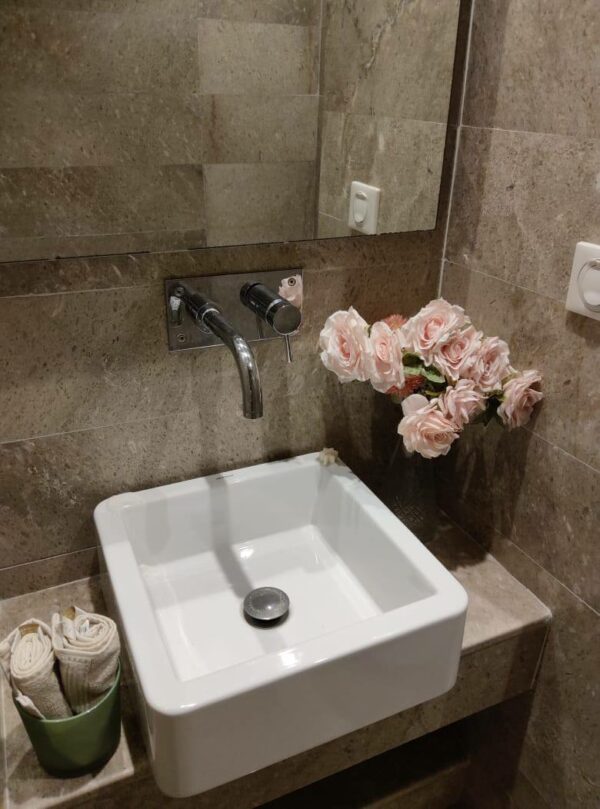 A louer joli meublé avec suites terrasse et piscine