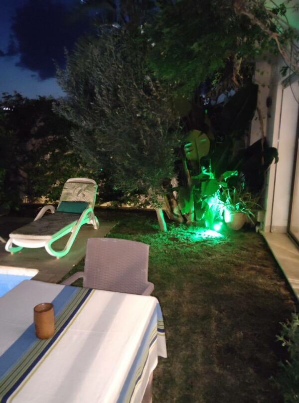 A louer joli meublé avec suites terrasse et piscine