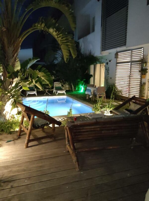 A louer joli meublé avec suites terrasse et piscine