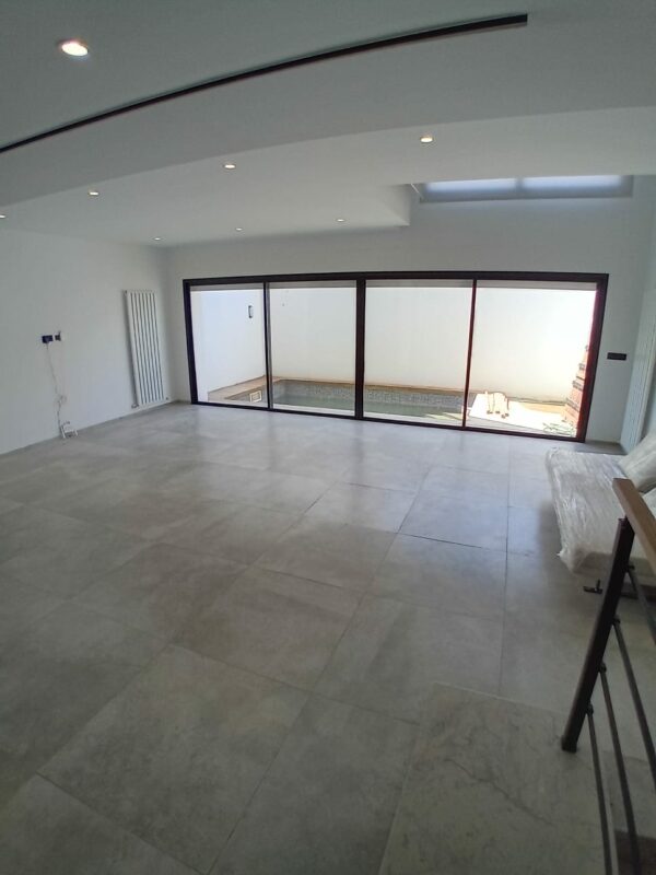 Gammarth zone résidentielle VIP suerbe et récent triplex S+4 a vendre