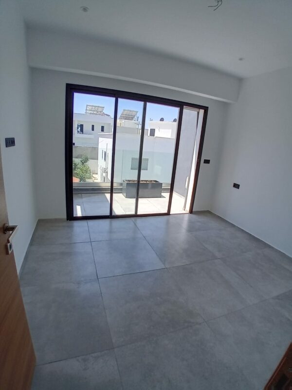 Gammarth zone résidentielle VIP suerbe et récent triplex S+4 a vendre