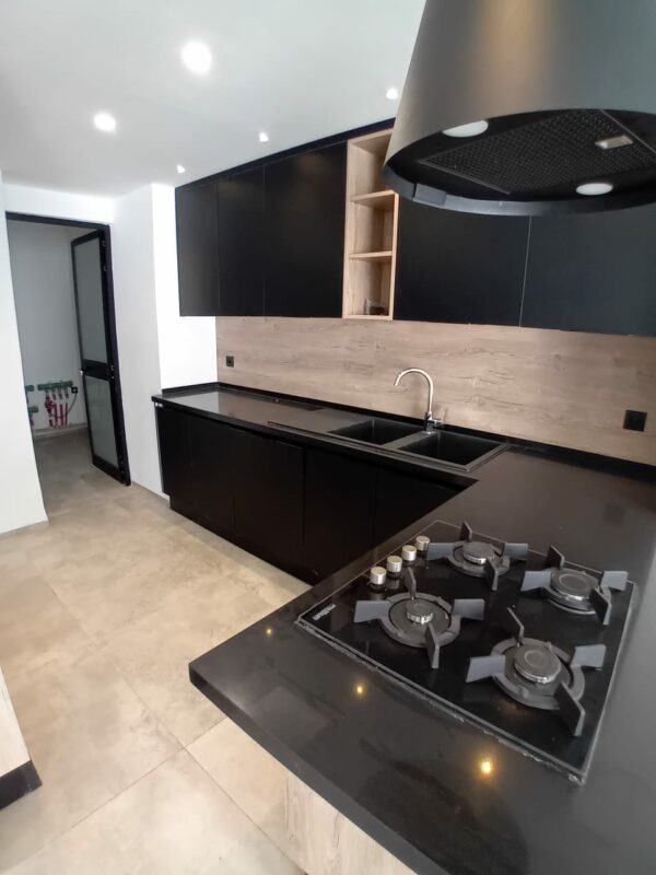 Gammarth zone résidentielle VIP suerbe et récent triplex S+4 a vendre