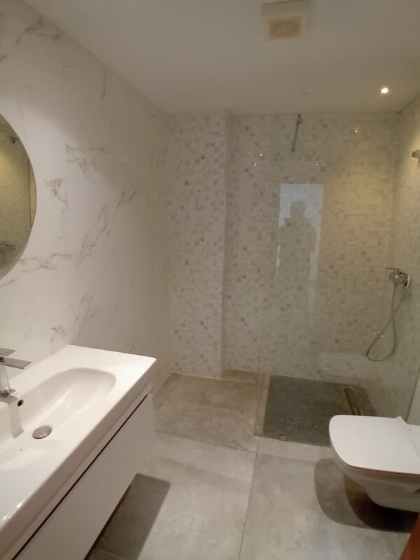 Gammarth zone résidentielle VIP suerbe et récent triplex S+4 a vendre