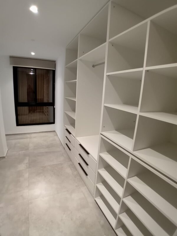 Gammarth zone résidentielle VIP suerbe et récent triplex S+4 a vendre