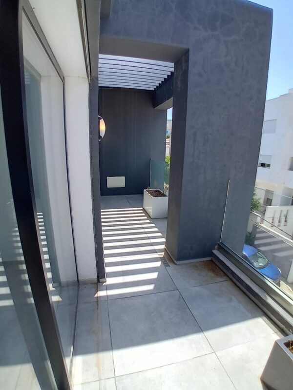 Gammarth zone résidentielle VIP suerbe et récent triplex S+4 a vendre