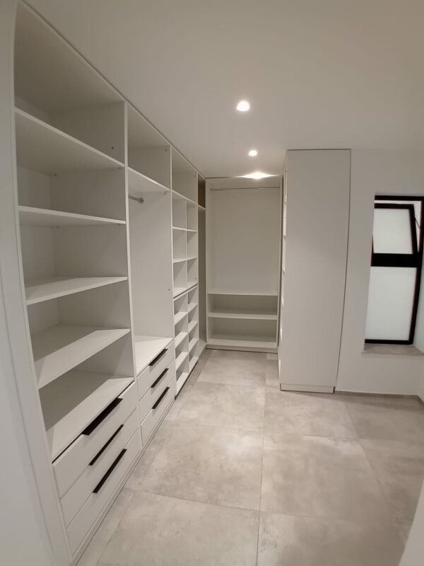 Gammarth zone résidentielle VIP suerbe et récent triplex S+4 a vendre