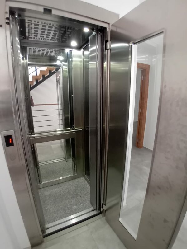 Gammarth zone résidentielle VIP suerbe et récent triplex S+4 a vendre