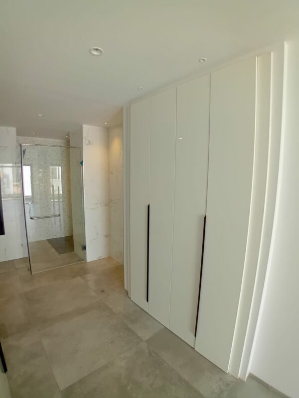 Gammarth zone résidentielle VIP suerbe et récent triplex S+4 a vendre