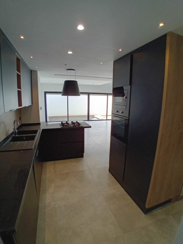 Gammarth zone résidentielle VIP suerbe et récent triplex S+4 a vendre
