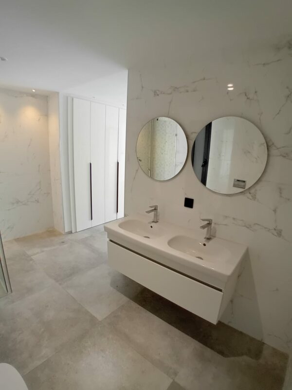 Gammarth zone résidentielle VIP suerbe et récent triplex S+4 a vendre