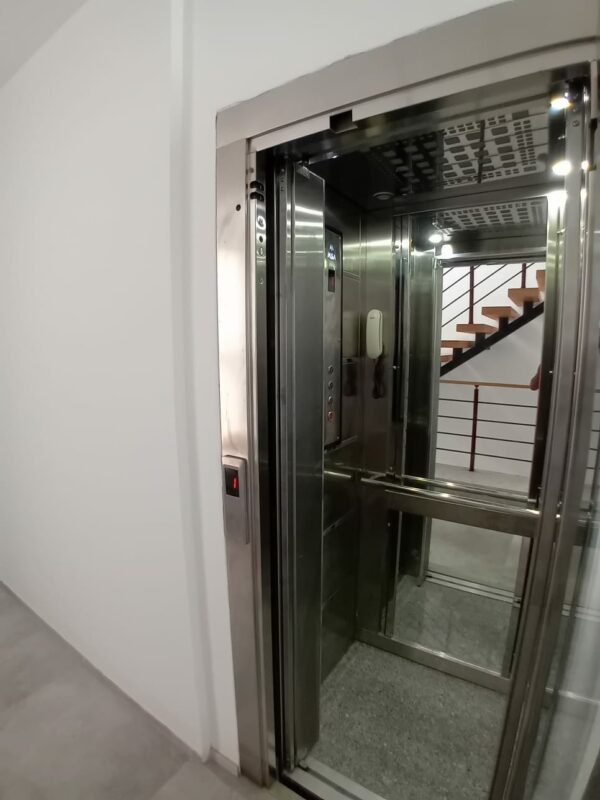 Gammarth zone résidentielle VIP suerbe et récent triplex S+4 a vendre