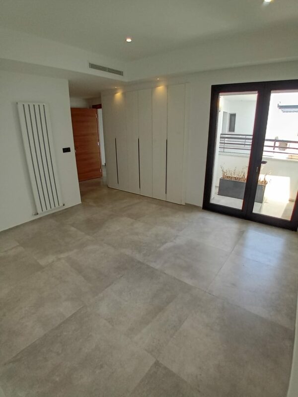 Gammarth zone résidentielle VIP suerbe et récent triplex S+4 a vendre