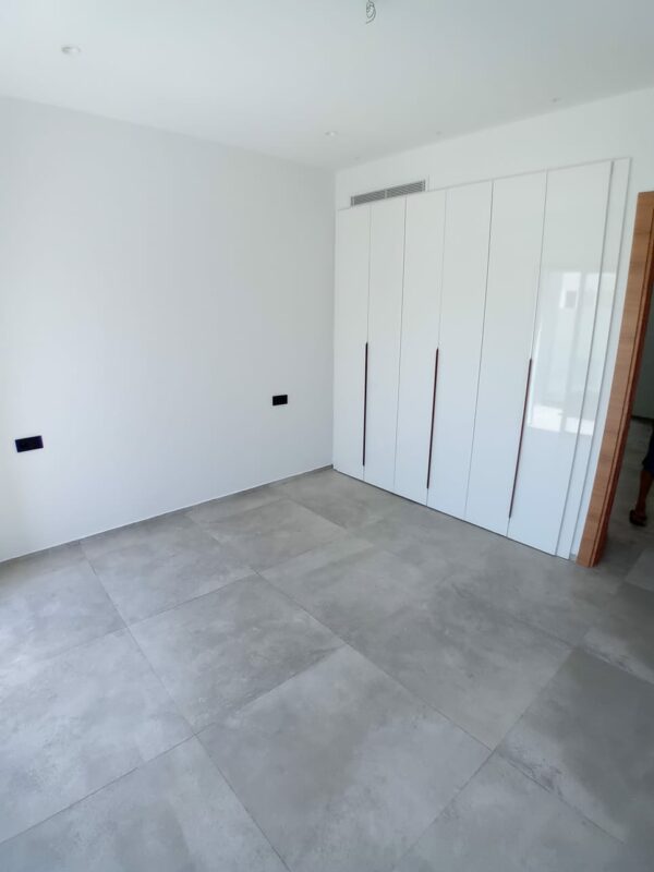 Gammarth zone résidentielle VIP suerbe et récent triplex S+4 a vendre