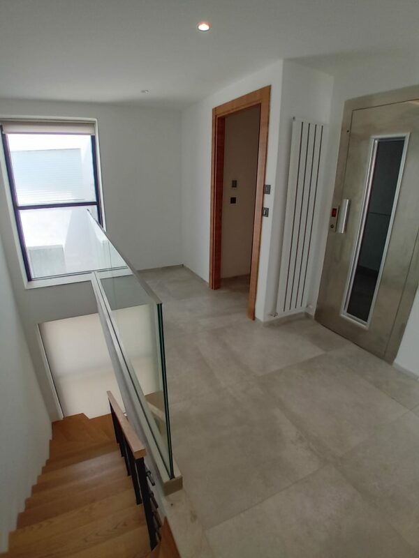 Gammarth zone résidentielle VIP suerbe et récent triplex S+4 a vendre