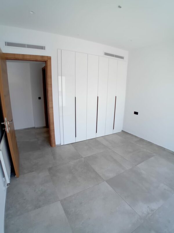 Gammarth zone résidentielle VIP suerbe et récent triplex S+4 a vendre