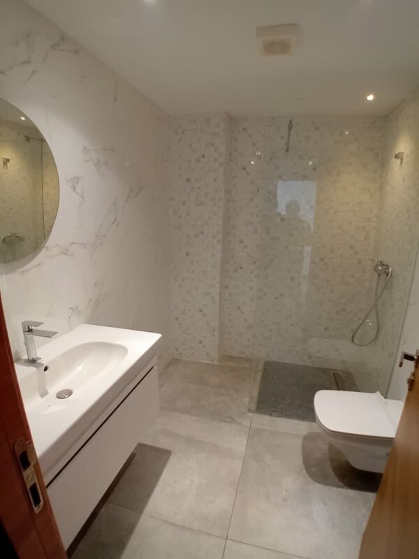 Gammarth zone résidentielle VIP suerbe et récent triplex S+4 a vendre