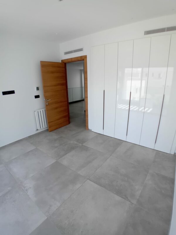 Gammarth zone résidentielle VIP suerbe et récent triplex S+4 a vendre