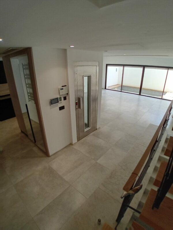 Gammarth zone résidentielle VIP suerbe et récent triplex S+4 a vendre