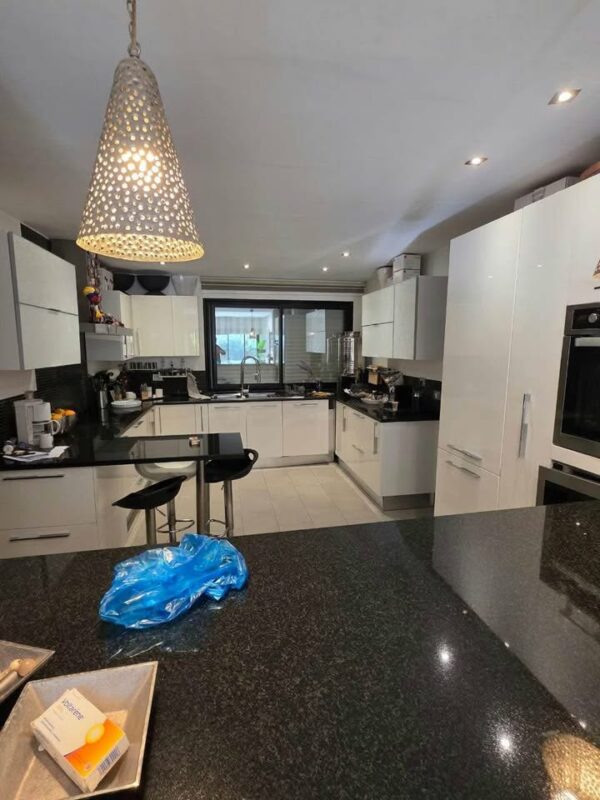 Villa moderne s4 à vendre sur la Soukra dans une résidence sécurisée