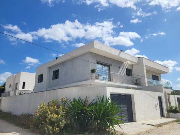 La Soukra villa contemporaine S4 jardin piscine a vendre
