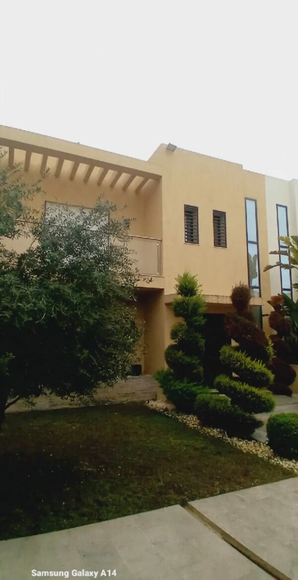 Villa moderne s4 à vendre sur la Soukra dans une résidence sécurisée