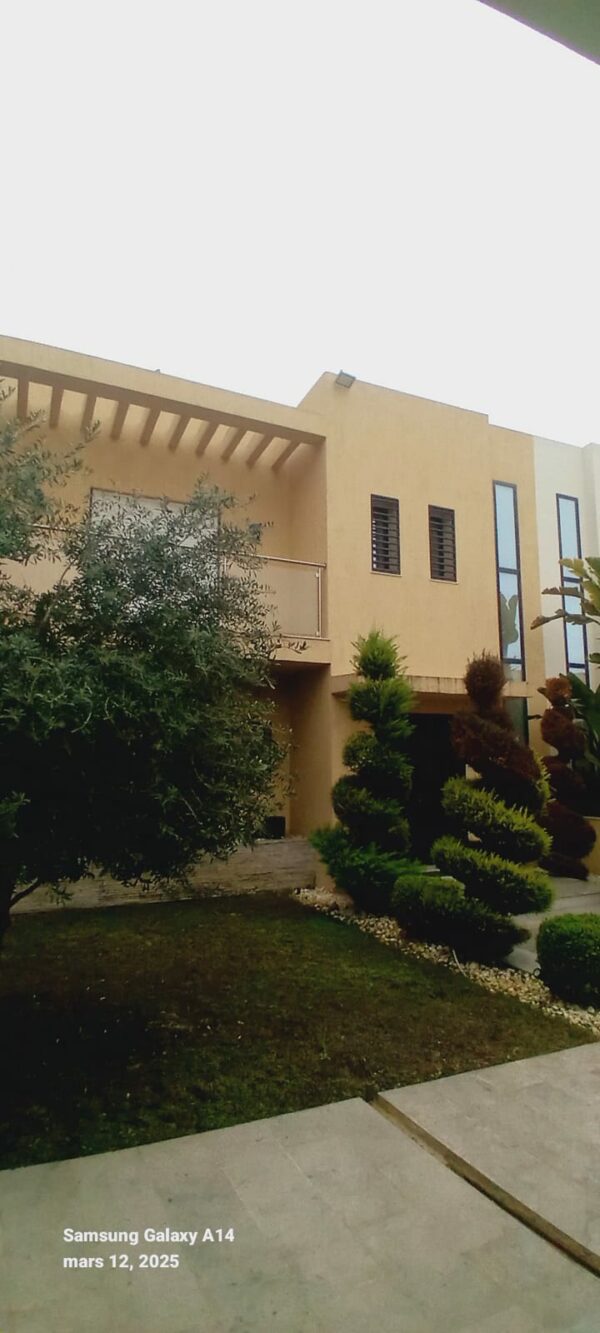 Villa moderne s4 à vendre sur la Soukra dans une résidence sécurisée