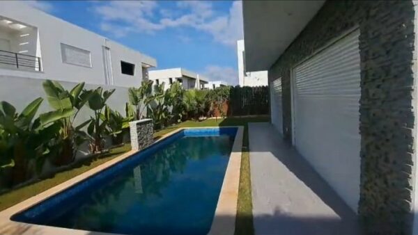 Tunis Bay, situé dans la région d'El Hessiane au nord de Tunis, est un grand projet d'aménagement urbain qui comprend une résidence de luxe, un parcours de golf, un centre commercial (Mall), une marina et des espaces de bureaux