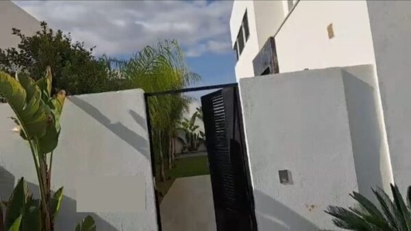 Tunis Bay, situé dans la région d'El Hessiane au nord de Tunis, est un grand projet d'aménagement urbain qui comprend une résidence de luxe, un parcours de golf, un centre commercial (Mall), une marina et des espaces de bureaux