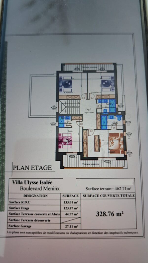 Tunis Bay, situé dans la région d'El Hessiane au nord de Tunis, est un grand projet d'aménagement urbain qui comprend une résidence de luxe, un parcours de golf, un centre commercial (Mall), une marina et des espaces de bureaux