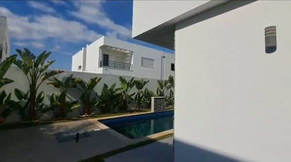 Tunis Bay, situé dans la région d'El Hessiane au nord de Tunis, est un grand projet d'aménagement urbain qui comprend une résidence de luxe, un parcours de golf, un centre commercial (Mall), une marina et des espaces de bureaux