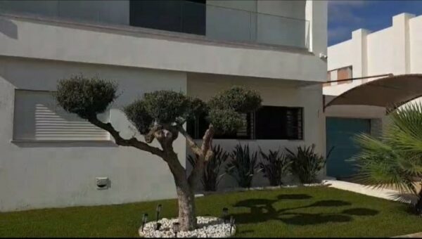 Tunis Bay, situé dans la région d'El Hessiane au nord de Tunis, est un grand projet d'aménagement urbain qui comprend une résidence de luxe, un parcours de golf, un centre commercial (Mall), une marina et des espaces de bureaux