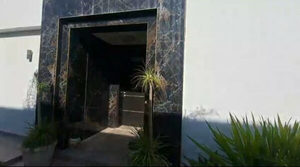 Tunis Bay, situé dans la région d'El Hessiane au nord de Tunis, est un grand projet d'aménagement urbain qui comprend une résidence de luxe, un parcours de golf, un centre commercial (Mall), une marina et des espaces de bureaux