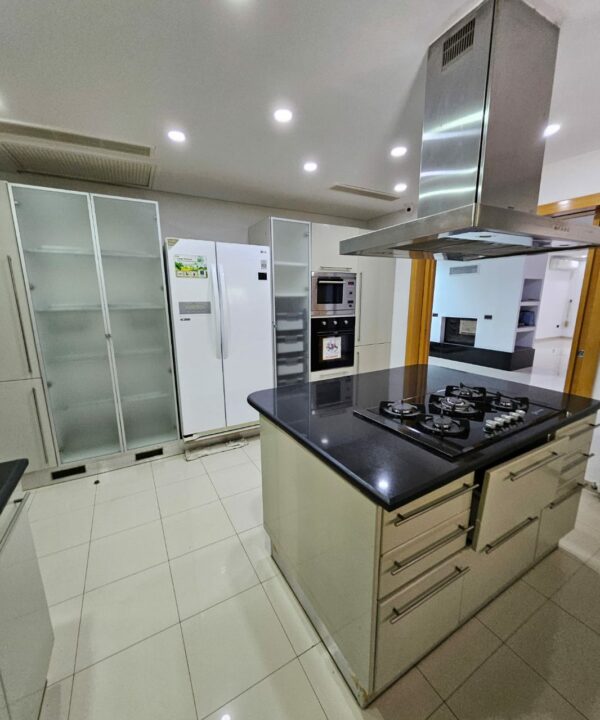 Sidi bou très lle villa moderne avec jardin à la location annuelle