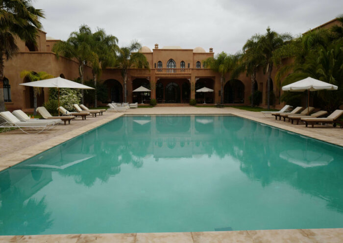 Le Maroc est souvent qualifié de « paradis pour retraités » plutôt que de « paradis fiscal », grâce à une fiscalité avantageuse qui attire de plus en plus d'expatriés