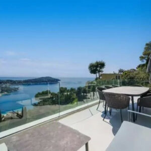 Villefranche-sur-Mer: Dans un Domaine privé et sécurisé sous la 'Corne d'Or', au calme absolu, villa contemporaine d’architecte et d’exception, construite en 2022 a vendre